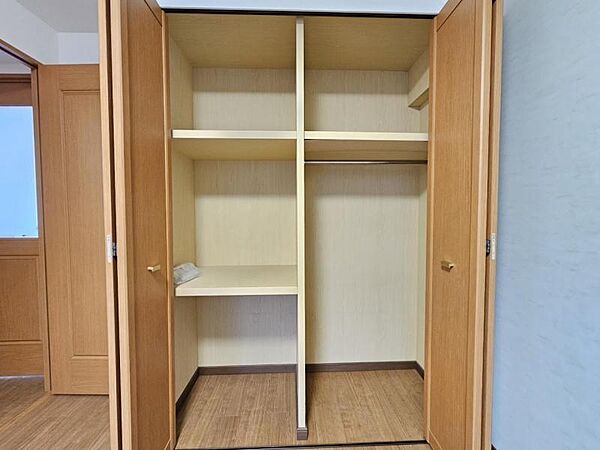 洋室：衣類やバッグをたっぷり収納可能。