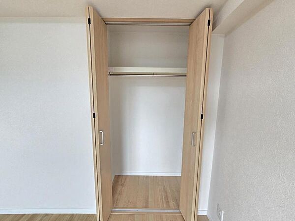 洋室：収納力のあるクローゼットが備わっています。