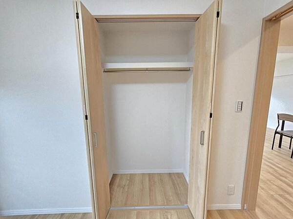 洋室：収納もしっかり充実してますね