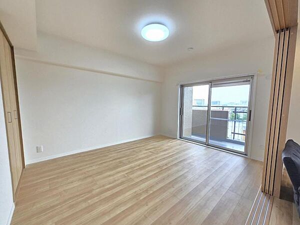 洋室：バルコニーに面したお部屋は日当たり、通風良好です！