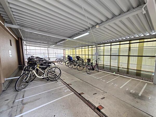 整理された駐輪場で自転車の出し入れもらくらく！