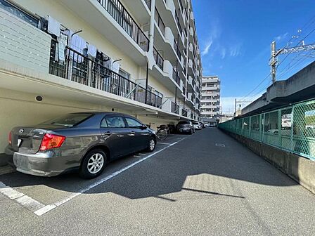 広めの駐車場で車庫入れが楽々ですね
