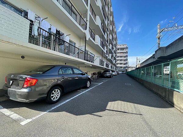 広めの駐車場で車庫入れが楽々ですね