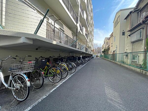 屋根付きの駐輪場で自転車が雨に濡れず安心！
