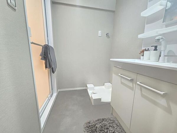 洗濯機置き場もある広めの洗面室は身支度もしやすいですね！