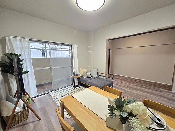 ＬＤＫ10．7帖：思わず微笑みたくなるような居心地の良さがあるリビングです！