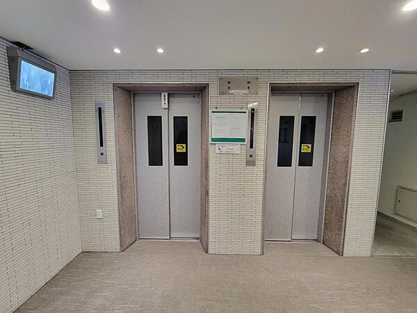 エレベーターは2基ありますので朝の忙しい時間帯もスムーズです。
