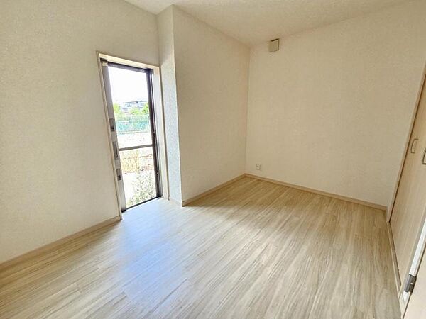 洋室4.5帖：コンパクトなお部屋ですが収納を設けており広くお使い頂けます！