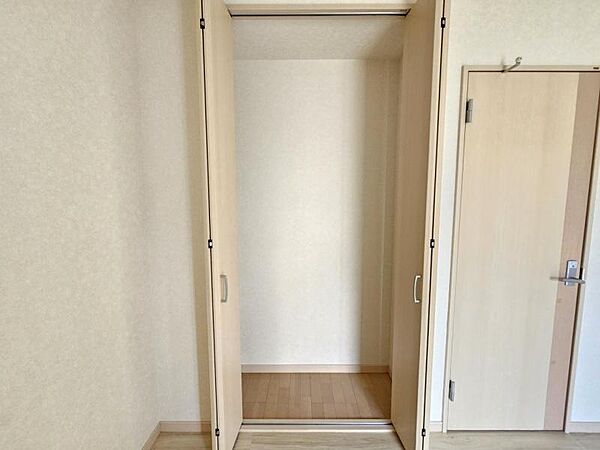 洋室4.5帖：収納もしっかり充実してますね