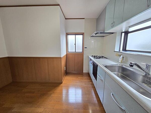 直線的な動線で作業がしやすい壁付け型キッチンを採用！