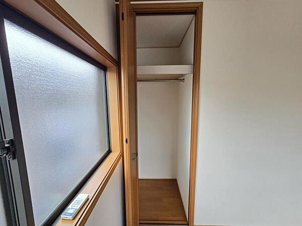 洋室：ハンガーラックが建付けなのもポイントです！