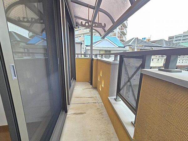屋根付きで急な雨で洗濯物が濡れる心配も少ないバルコニー！