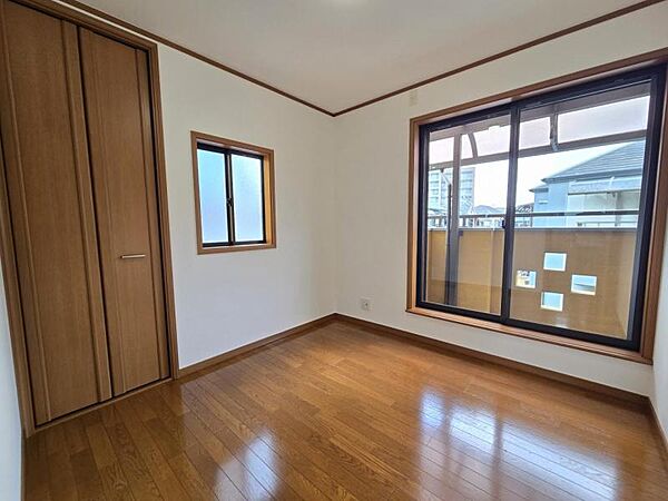 洋室：2面採光で風通しも良く、お部屋の隅々まで明るい印象です