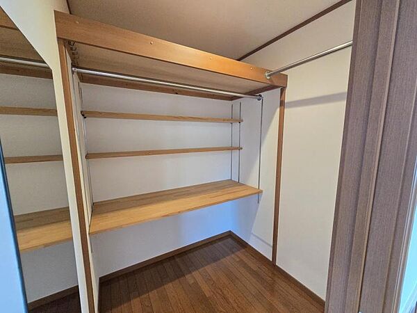 納戸は収納棚付きで多用途に利用可能！