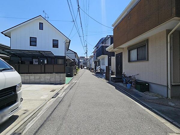 交通量の少ない前面道路でお車の出し入れスムーズ！