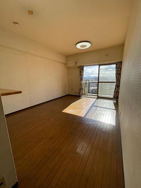 ＬＤＫ：陽光がたっぷりと差し込む南向きの晴れやかな空間です