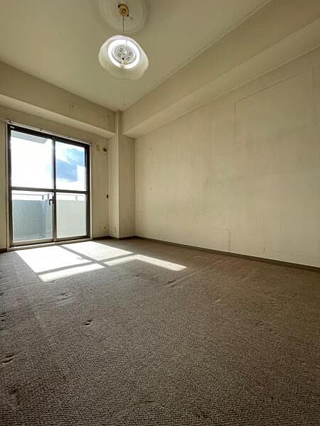 洋室：爽やかな風が通り、採光を存分に感じることのできるお部屋です