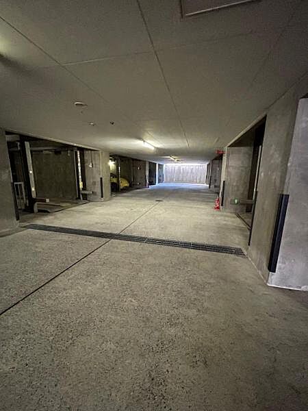 屋根付きなので大切なお車を雨から守れます