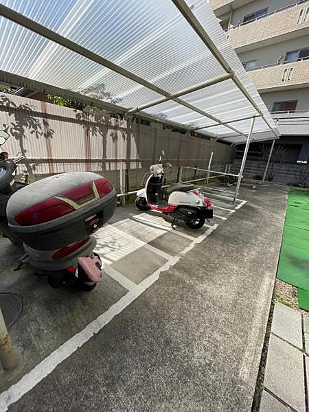 バイク置場があるので大切なバイクをゆったりと置くことができますね！