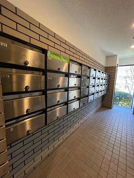 集合ポストで郵便物の出し入れも楽です。鍵付きで安心ですね！