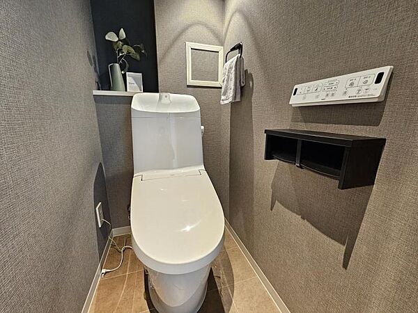 使いやすいサイドパネル仕様の温水洗浄便座付トイレです！