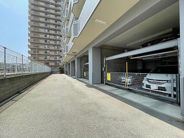 広めの駐車場で車庫入れが楽々ですね