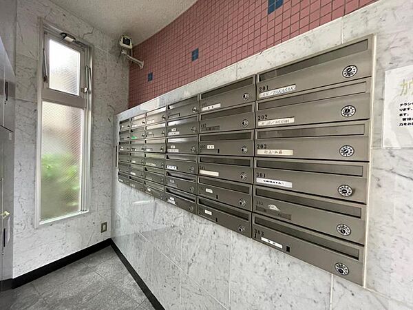 集合ポストで郵便物の出し入れも楽です。鍵付きで安心ですね！
