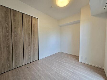 洋室5帖:落ち着いたカラーで仕上げたリラックス空間です♪