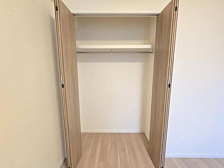 洋室5帖:収納力のあるクローゼットが備わっています。