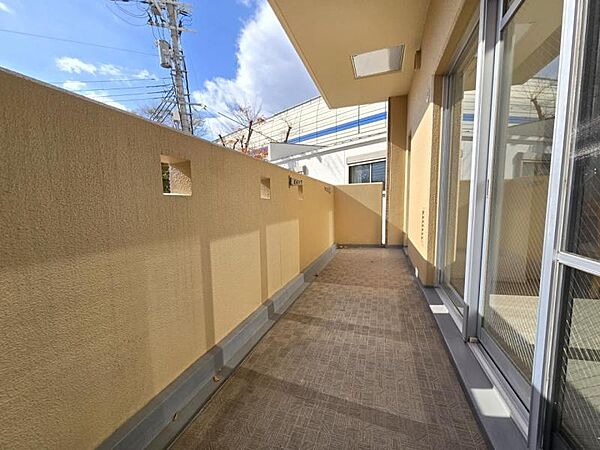 明るい南面バルコニー。日当たり良好です。洗濯物もよく乾きそうです。
