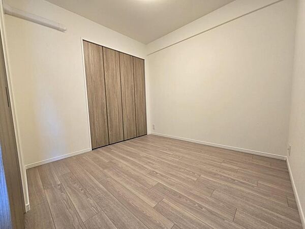 洋室4．5帖：コンパクトなお部屋ですが収納を設けており広くお使い頂けます！