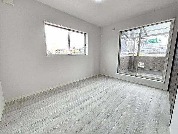 洋室6帖：明るい採光の入るバルコニーに出ることができます。