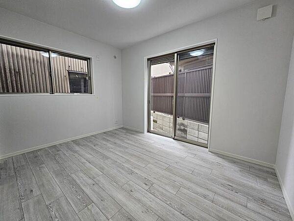 納戸6帖：傷がつきにくく、お手入れ簡単な洋間！
