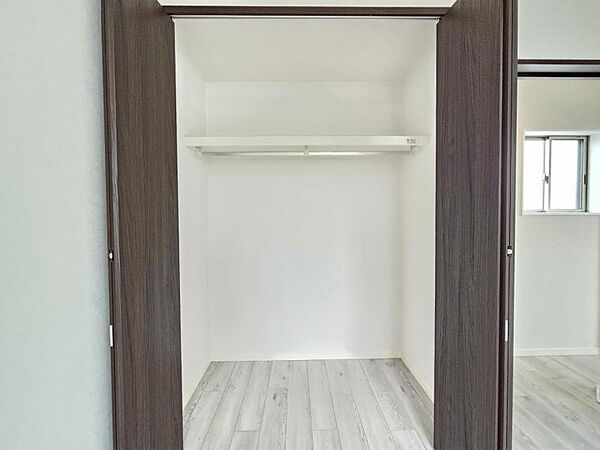 洋室6帖：クローゼットに大切なお洋服もたっぷり収納