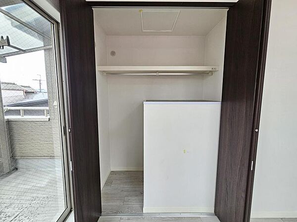 洋室6帖：収納力のあるクローゼットが備わっています。