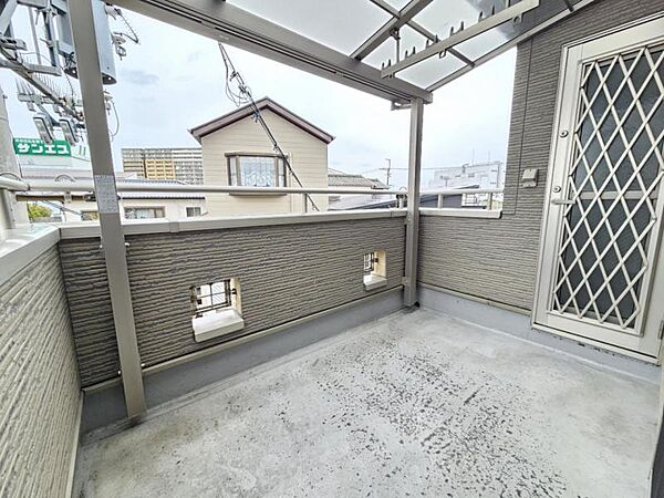 屋根付きで急な雨で洗濯物が濡れる心配も少ないバルコニー！