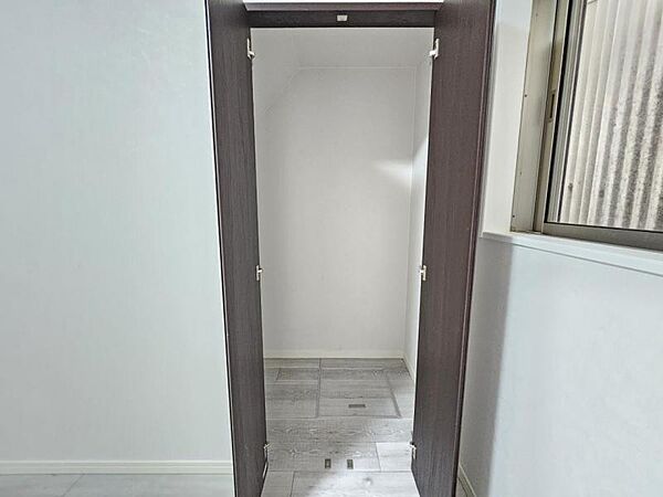 納戸6帖：収納もしっかり充実してますね
