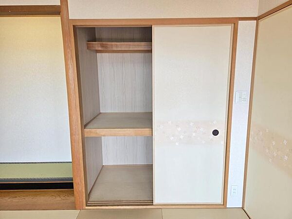 和室6帖：押入収納は奥行きがあり、季節物の家電や寝具もスッキリと収納できます！