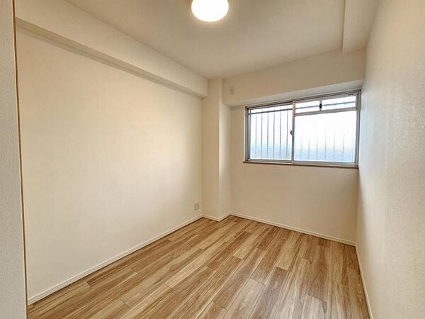 洋室4．2帖：窓が設置されており、明るく、風通しの良いお部屋です。