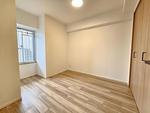 洋室4．8帖：ひとり部屋であれば広すぎないベッドと机を置くことができるお部屋！