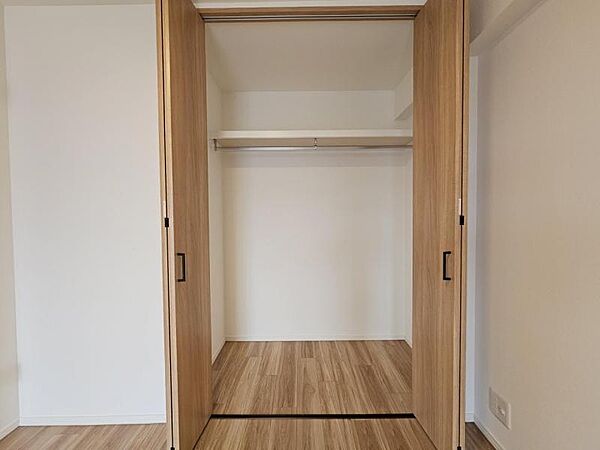 洋室5．9帖：収納たっぷりでお部屋がどんどん片付きますね！！