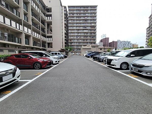 駐車場は広々としているので、車の出し入れもラクラク！