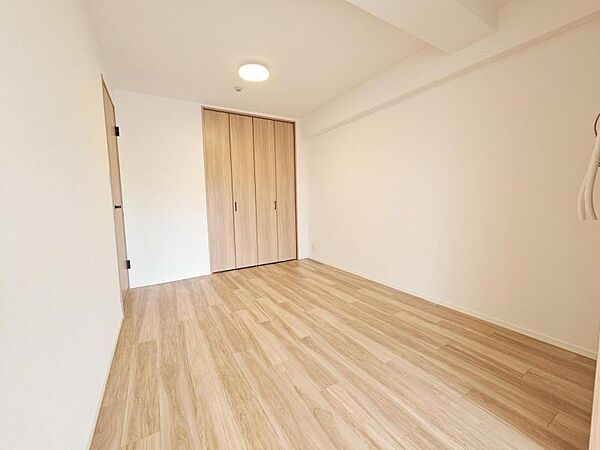 洋室5．9帖：リビングの延長としても個室としても使いやすい設計のお部屋です！