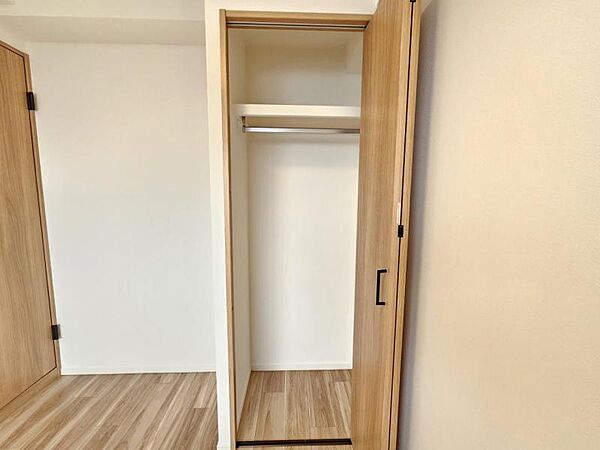 洋室4．2帖：長さのあるお洋服もらくらく収納できますね！
