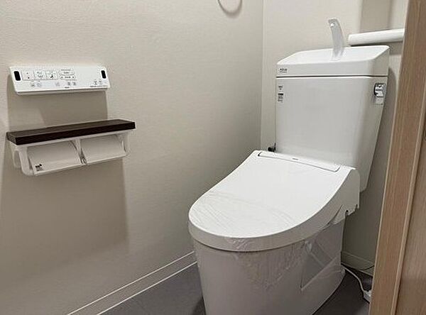 使いやすいサイドパネル仕様の温水洗浄便座付トイレです！