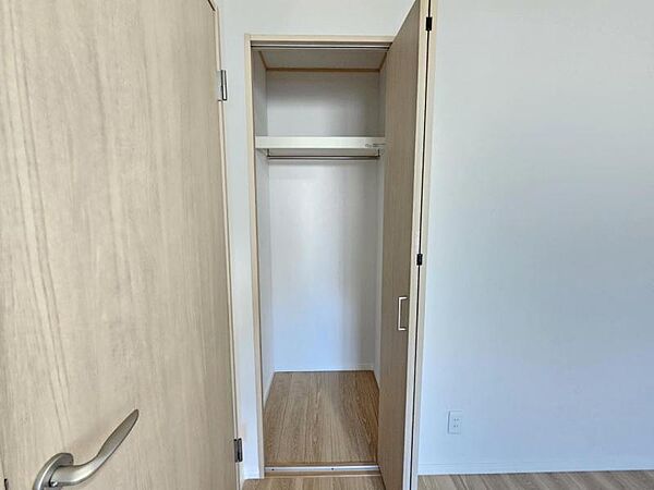 洋室6帖：長さのあるお洋服もらくらく収納できますね！