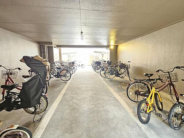 雨や風から守るために建物内に設けられた自転車置場