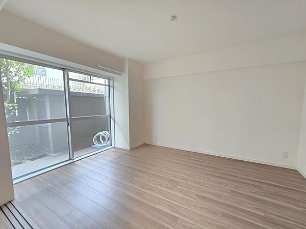 洋室5．6帖：爽やかな風が通り、採光を存分に感じることのできるお部屋です♪