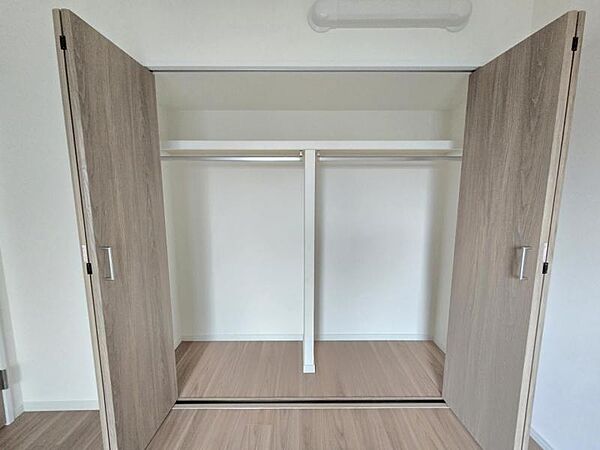 洋室5帖：全体を見渡せ、ワードローブの把握がしやすいクローゼット♪
