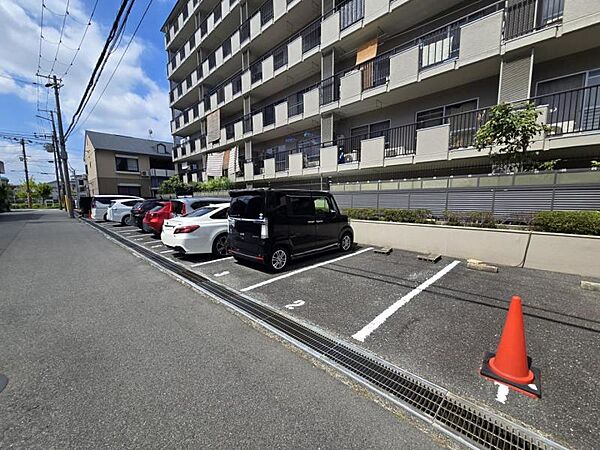 ゆったりとした駐車場で駐車もらくらく！